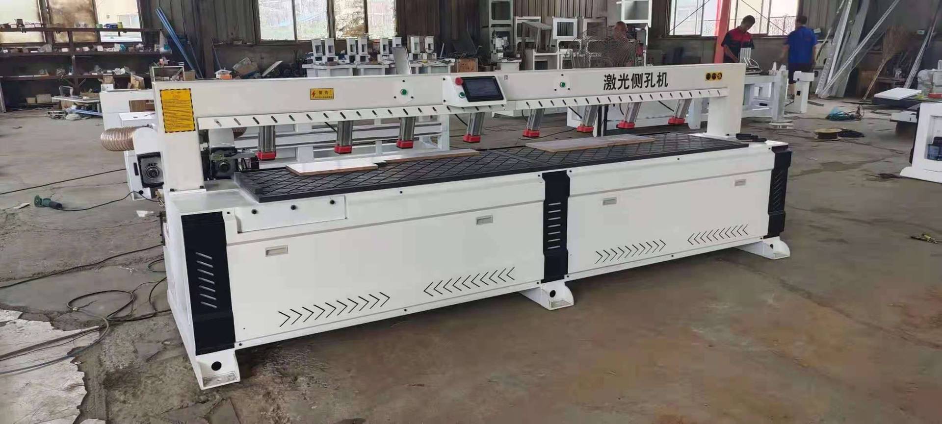 森森(山东)门业 激光侧孔机技术助力木门产业升级与精准加工